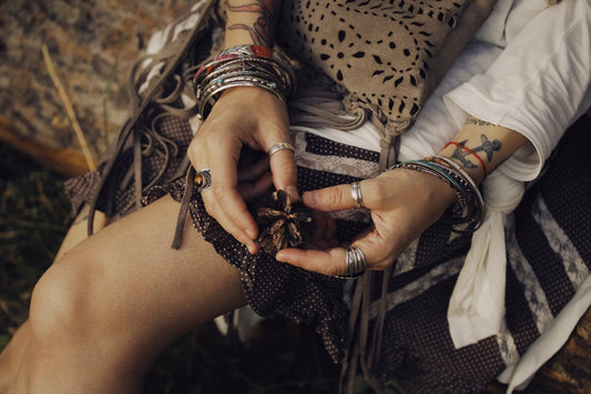 L’art de superposer : associer un bracelet à breloques à d’autres accessoires !